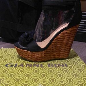 Gianni BINI
Size: 9
Color: Black w/ Brown Wedge Heel